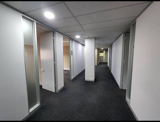 1,036M² OFFICE TO LET IN PINELANDS